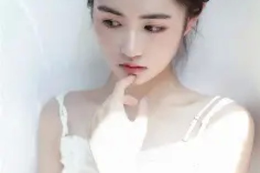 美女网红直播热度低迷索性直接睡觉张嘴模样让直播间热度破万