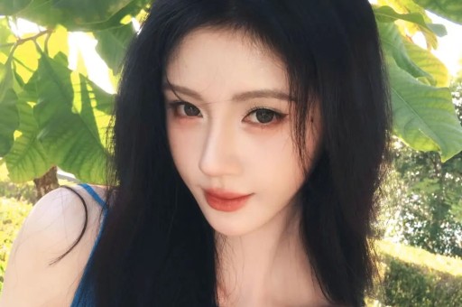 阿 Sa 望向林志玲眼神暗藏深意仿佛藏着锋芒嘴角扬起却笑意不达眼底皮笑肉不笑的微妙神态格外耐人寻味