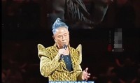 温碧霞现身草蜢演唱会穿衣大胆被吐槽不合适丈夫看手机不理她